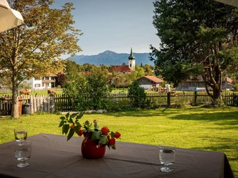 Blick auf Kirchturm und Berge