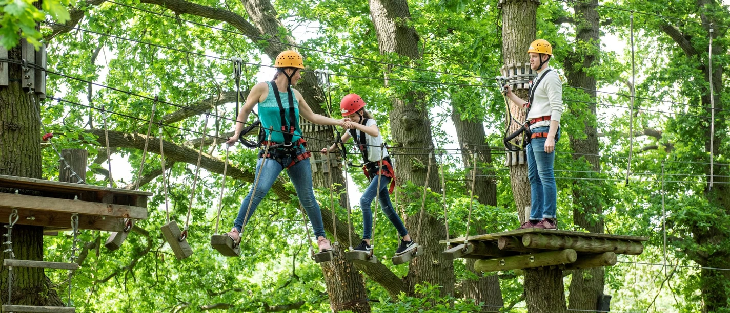Kletterpark-Mardorf_dsc_7126_klein.jpg Family on climbing element