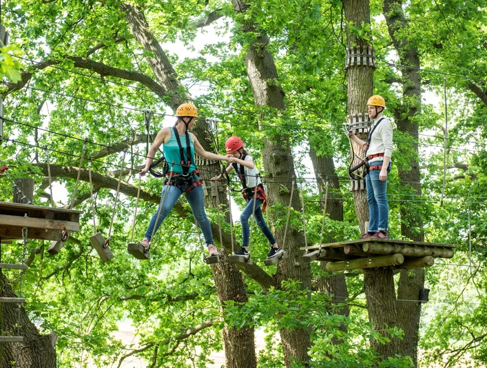 Kletterpark-Mardorf_dsc_7126_klein.jpg Familie auf Kletterelement