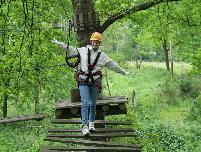 IMG_6608_klein.JPG Frau auf KlettererlementWoman on climbing elementKvinde på klatreelementVrouw op klimelement
