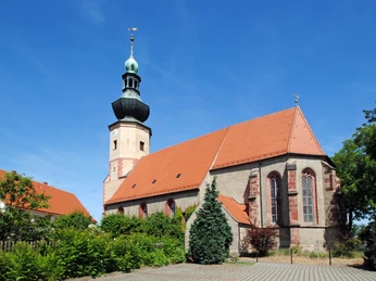 Stdatkirche Trebsen Auf dem Bild ist die Stadtkirche Trebsen von außen an einem sonnigen Tag zu sehenThe picture shows the Trebsen town church from the outside on a sunny dayNa obrázku je vnější strana kostela v Trebsenu za slunečného dne.Zdjęcie przedstawia kościół miejski w Trebsen w słoneczny dzieńDe foto toont de buitenkant van de stadskerk van Trebsen op een zonnige dagL'immagine mostra l'esterno della chiesa cittadina di Trebsen in una giornata di sole