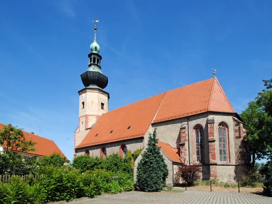 Stdatkirche Trebsen Auf dem Bild ist die Stadtkirche Trebsen von außen an einem sonnigen Tag zu sehen