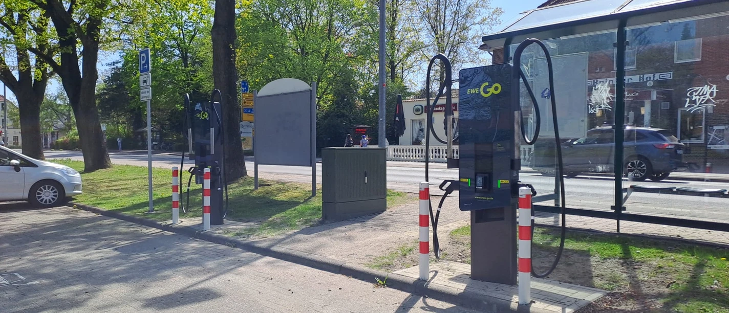 EWE-Go-Ladesäulen auf einem Parkplatz am Marktplatz in Rastede.