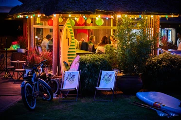 Hirschmeier-Media_20240920_01560.jpg Terrasse Strandhotel am Abend