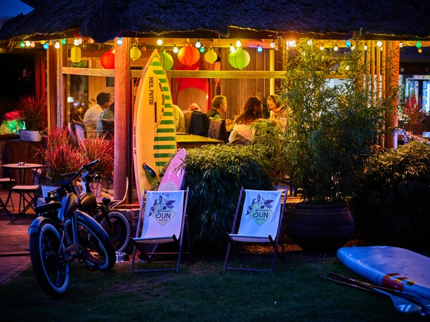 Hirschmeier-Media_20240920_01560.jpg Terrasse Strandhotel am Abend