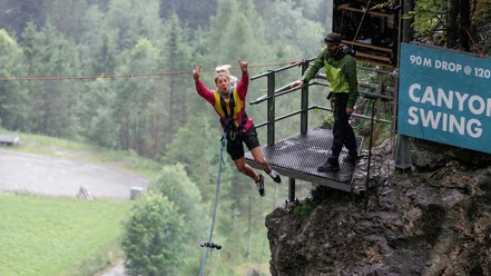 canyon-swing-grindelwald-frau-sprung-regentropfen.jpg