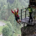 canyon-swing-grindelwald-frau-sprung-regentropfen.jpg