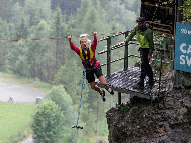 canyon-swing-grindelwald-frau-sprung-regentropfen.jpg