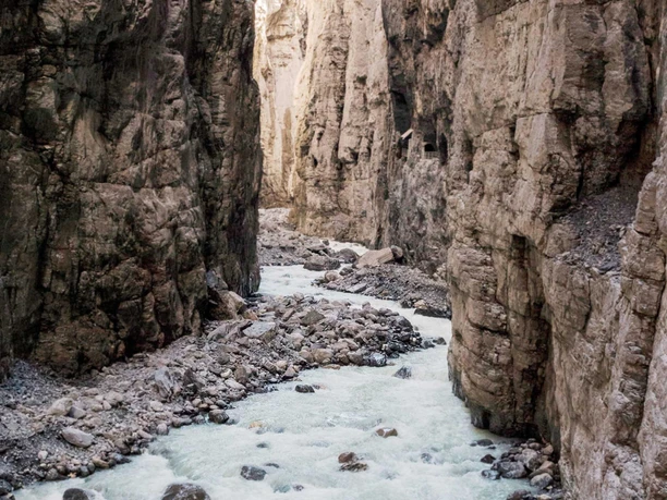 gletscherschlucht-grindelwald-luetschine-steine-wasser.jpg