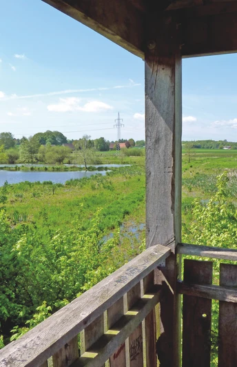 poi-0-allgemein-enger-bruch_P1080142.JPG Aussicht von einem Holzpavillon über eine grüne Landschaft mit einem kleinen Teich im Hintergrund.