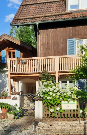 Hauseingang und Balkon