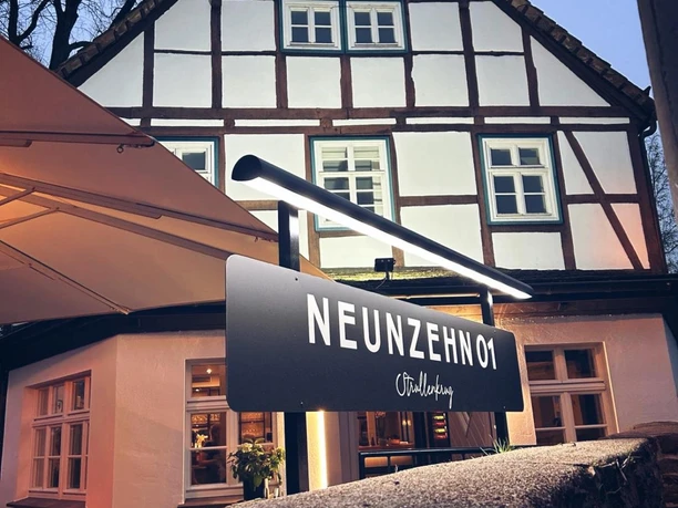 NEUNZEHN01_aussen_Abend.jpg Fachwerkhaus mit Werbeschild