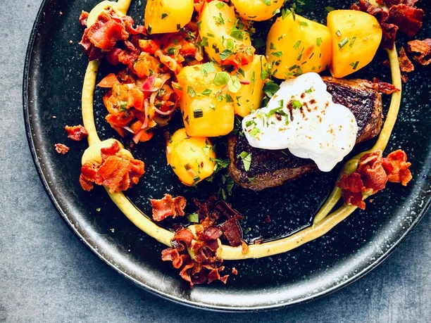 NEUNZEHN01_Teller angerichtet.jpg Angerichtetes Tellergericht mit Fleisch und Beilagen