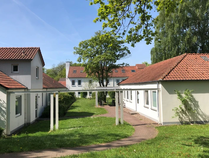Tagungsstätte ev. Akademie Loccum Mehrere weiße Gebäude mit roten Dächern und viel Grün darum bilden das Gelände der evangelischen Akademie Loccum.