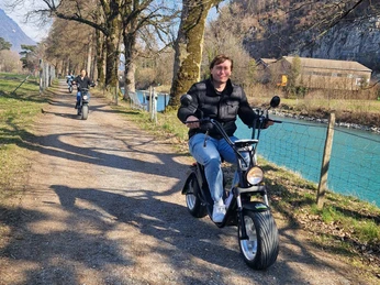 bee-scooter-interlaken-e-chopper-unterwegs-aare.jpg