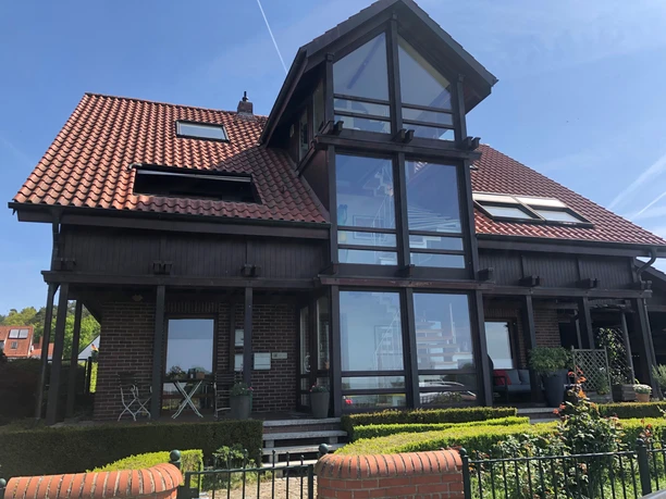 Spacious vacation apartment in a modern half-timbered house, surrounded by a well-kept garden, with a sunny balcony.