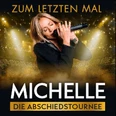 Michelle singt während ihrer Abschiedstournee auf einer Bühne im Schein goldener Lichter.