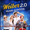Vier Personen posieren fröhlich auf einem Schiff mit dem Schriftzug "Weiber 2.0 Musik-Komödie".