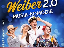 Vier Personen posieren fröhlich auf einem Schiff mit dem Schriftzug "Weiber 2.0 Musik-Komödie".