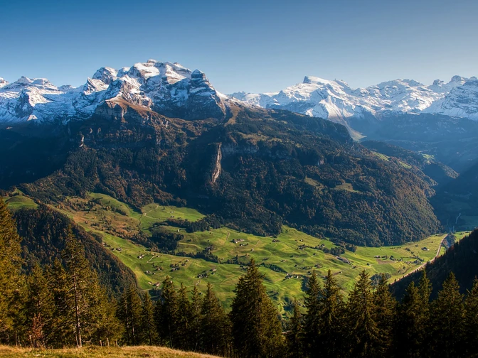 Aussicht von der Gummenalp auf die Bergwelt.