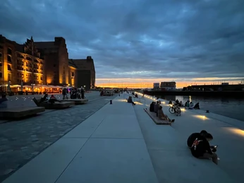 Hansakai Hansakai am Abend mit Beleuchtung