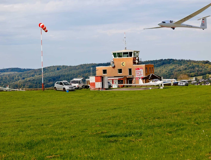 Bad-Gandersheim_Flugplatz_Tower3_Sommer©-Stadt-Bad-Gandersheim-Hötzel.jpg