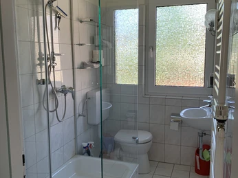 Bad mit Duschwanne und fester Duschabtrennung