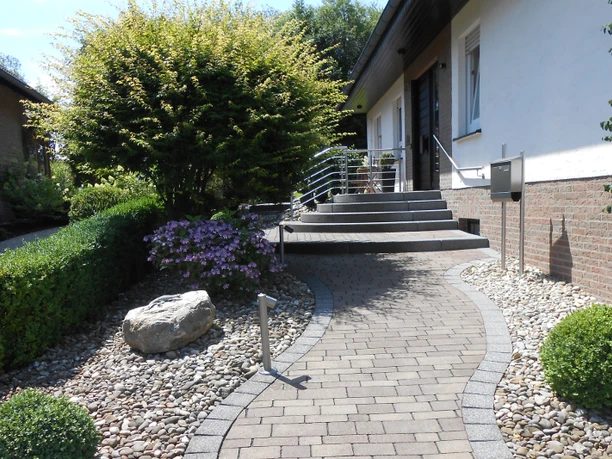 Außenansicht mit Treppe zur Eingangstür