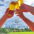 280688983_541883030869259_7393633277648066258_n.jpg Drei Hände stoßen mit halbvollen Biergläsern im Freien an; im Hintergrund sieht man den Himmel.