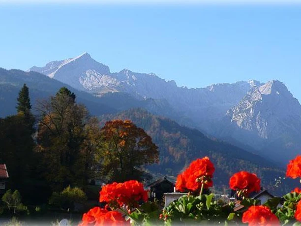 Aussicht vom Haus auf Alpspitze und Waxensteine
