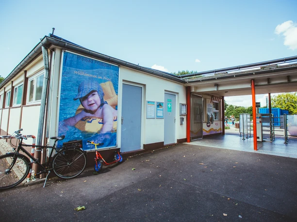 Giacomo_Zucca_Bundesstadt_Bonn-Eingang_Friesi_Freibad