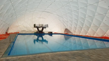 Traglufthalle Seit dem 18. September 2018 ist das Friesdorfer Freibad im Winter mit einer Traglufthalle für die Schulen, die Vereine und die schwimmbegeisterten Bonnerinnen und Bonner nutzbar.