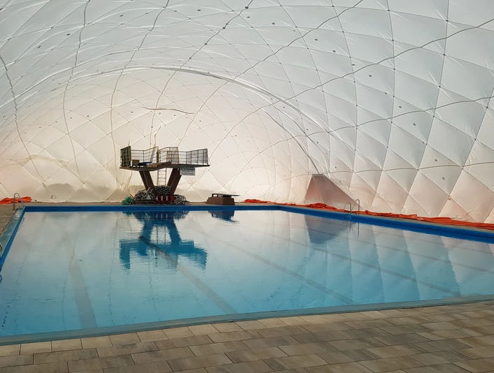 Traglufthalle Seit dem 18. September 2018 ist das Friesdorfer Freibad im Winter mit einer Traglufthalle für die Schulen, die Vereine und die schwimmbegeisterten Bonnerinnen und Bonner nutzbar.