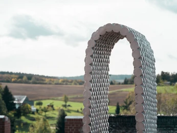 PurplePath_ Bogen_Leunora Salihu in der Gedenkstätte Hoheneck _ Stollberg _Werk_Foto_ Ernesto Uhlmann(1).jpg
