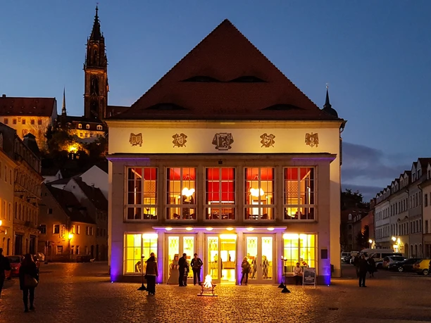 Theater Meißen_ Daniel Bahrmann.jpg Das Theater Meißen beleuchtet abends seine imposante Fassade. Im Hintergrund ist die Albrechtsburg sichtbar.