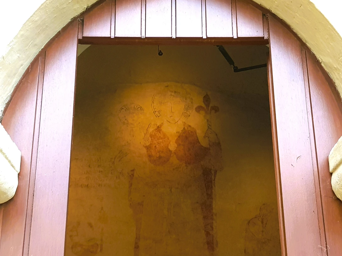 Wandgemälde des Heiligen Christophorus in einem gotischen Torbogen in Schlangen, Nordrhein-Westfalen.