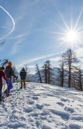 Sonne tanken auf den verschneiten Gipfeln