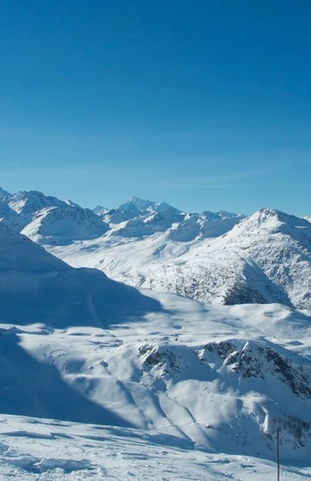 Gipfelblick Hohture auf den Simplonpass, dahinter Mischabel und Weisshorn