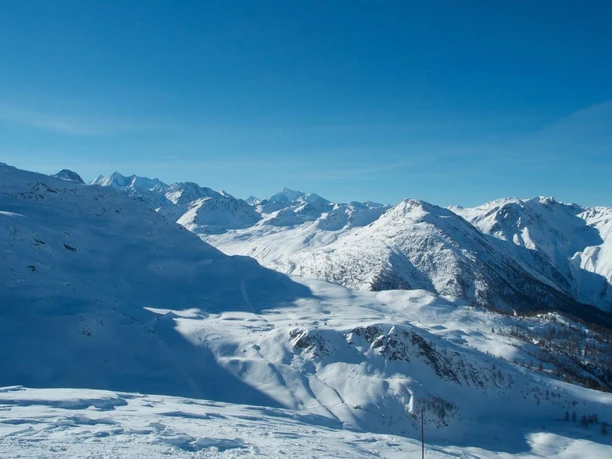 Gipfelblick Hohture auf den Simplonpass, dahinter Mischabel und Weisshorn