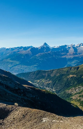 Übersicht über das Tal vom Gipfelkamm "Furggubäumlicke" aus