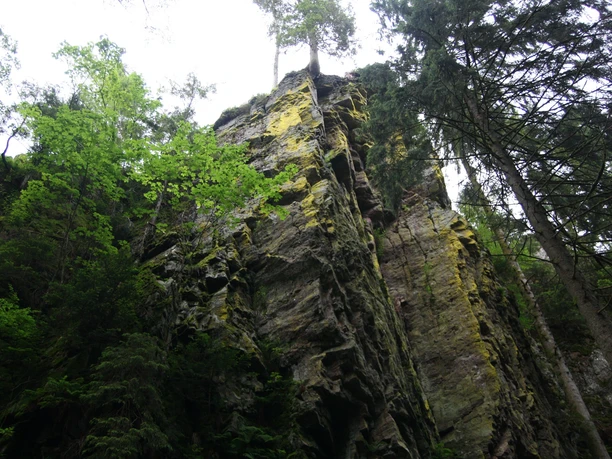 Felsen am Wasserfall