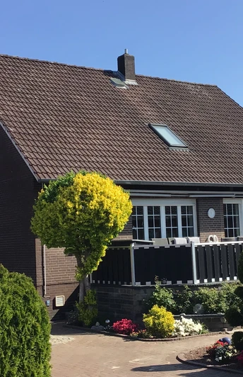 Ferienwohnung Kropp in einem zweigeschossigen Backsteinhaus, umgeben von gepflegtem Grün.Kropp vacation apartment in a two-storey brick house surrounded by well-kept greenery.Kropps ferielejlighed ligger i et toetagers murstenshus omgivet af velplejede grønne områder.Kropp vakantieappartement in een bakstenen huis met twee verdiepingen, omgeven door goed onderhouden groen.