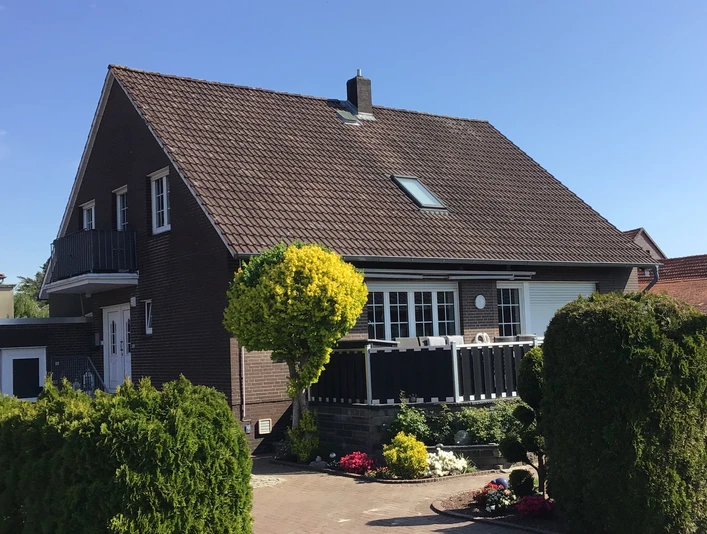 FeWo Kropp Ferienwohnung Kropp in einem zweigeschossigen Backsteinhaus, umgeben von gepflegtem Grün.Kropp vacation apartment in a two-storey brick house surrounded by well-kept greenery.Kropps ferielejlighed ligger i et toetagers murstenshus omgivet af velplejede grønne områder.Kropp vakantieappartement in een bakstenen huis met twee verdiepingen, omgeven door goed onderhouden groen.