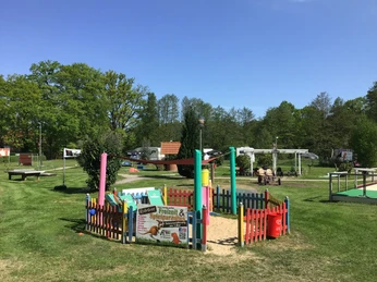 Gasthof und Hotel Rohrbach Ein gepflegter Spielplatz mit buntem Zaun und Infotafeln, umgeben von Wohnmobilen im Grünen.A well-kept playground with a colorful fence and information boards, surrounded by mobile homes in the countryside.En velholdt legeplads med et farverigt hegn og informationstavler, omgivet af mobilhomes i landskabet.Een goed onderhouden speeltuin met een kleurrijk hek en informatieborden, omringd door stacaravans op het platteland.