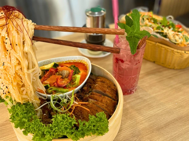 Bistro Bao Ein kulinarisches Erlebnis mit asiatischen Spezialitäten, frischem Salat und einem erfrischenden Getränk.