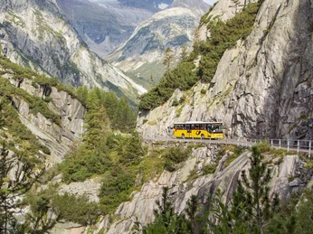 portauto-tour-ueber-die-zentalalpen-felswaende.jpg