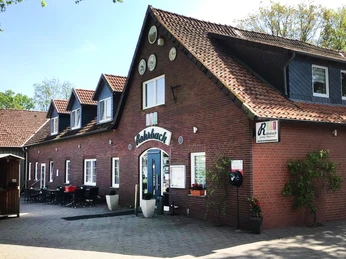Rohrbach Glissen Ein rotes Backsteingebäude mit mehreren Gauben und einem überdachten Eingangsbereich auf einem gepflasterten Hof.A red brick building with several dormers and a covered entrance area on a paved courtyard.En rød murstensbygning med flere kvistvinduer og et overdækket indgangsparti på en brolagt gårdsplads.Een gebouw van rode baksteen met verschillende dakkapellen en een overdekte ingang aan een geplaveide binnenplaats.