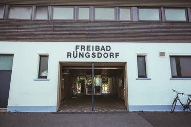 Giacomo_Zucca_Bundesstadt_Bonn-Eingang_Panoramabad_Ruengsdorf