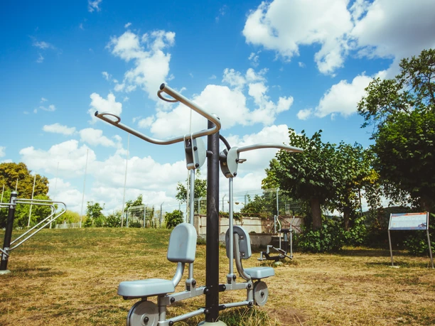 Giacomo_Zucca_Bundesstadt_Bonn-OutdoorFitnessgeraete_im__im_Panoramabad_Ruengsdorf