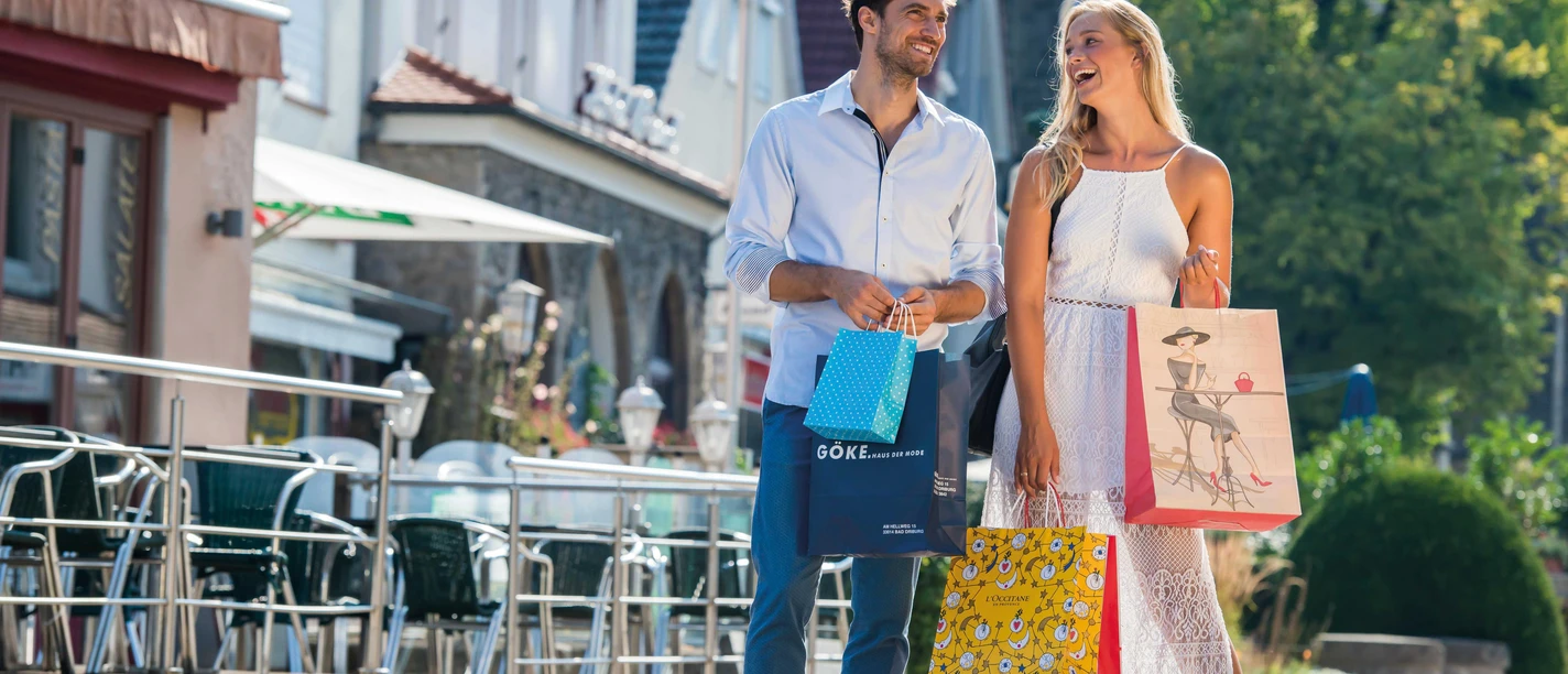 bad-driburg-shopping-bad-driburger-touristik-gmbh-daniel-winkler-2020-3 (1).jpg Ein Paar genießt einen sonnigen Einkaufstag in einer malerischen Einkaufsstraße.
